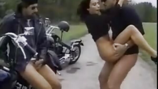 Die versaute brünette Milf Veronika springt german full movie porn tube im Cowgirl-Stil auf den geilen Opa