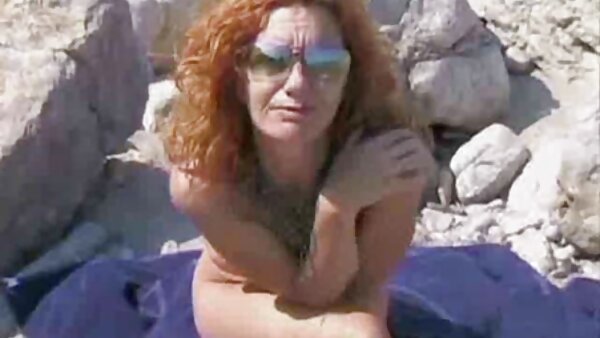 Die vollbusige blonde Hure stöhnt wild, während sie im Missionarsstil german porn tube videos tief in ihr Fotzenloch genagelt wird